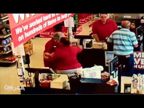 بالفيديو رد فعل المتسوقين لحظة وقوع زلزال في أميركا