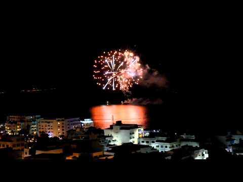 شاهد لحظة إطلاق الشهب الاصطناعية في بحر مدينة المضيق