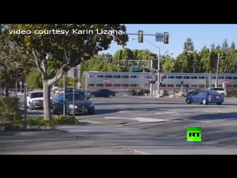 شاهد سائق سيارة ينجو من الموت في اللحظة الأخيرة