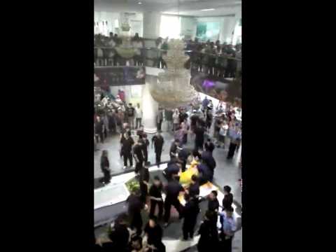 شاهد الشرطة الصينية تنزع جثمان سيدة من النعش
