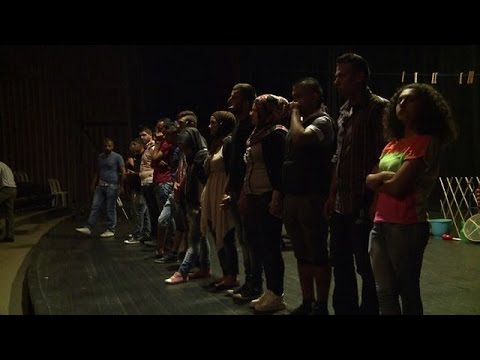 مقاتلون لبنانيون ينقلون معركتهم إلى خشبة مسرحية