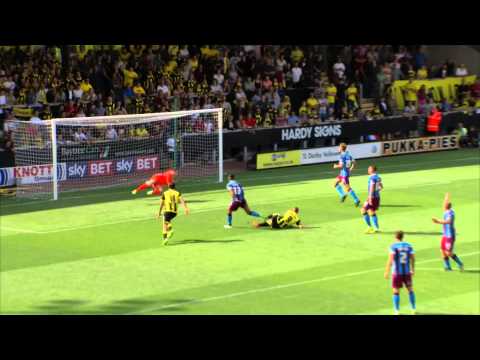 شاهد حارس مرمى يلكم مهاجمًا لاستفزازه ويطرحه أرضًا