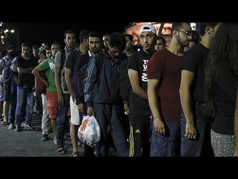 شاهد سفينة يونانية تتحول إلى مركز استقبال المهاجرين السريين