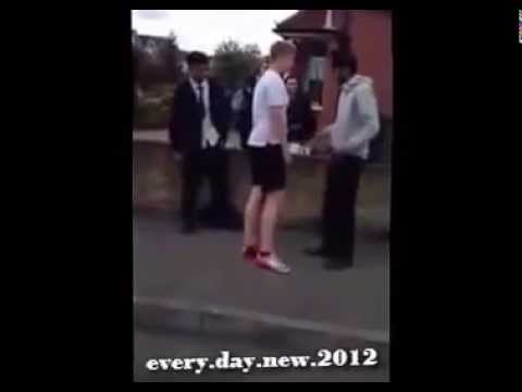 شاب يلقن شخصًا درسًا قويًا في الشارع