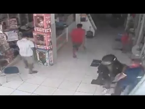بالفيديو الشرطة تفاجئ مجموعة لصوص أثناء سرقة مكتب يانصيب