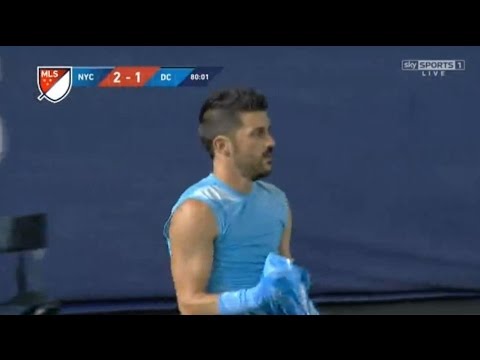 شاهد نظرات العضاض فى جسد حكم المباراة تخطف الأضواء