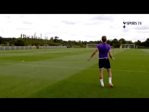 شاهد قائم المرمى يعاند كين في تدريبات فريق توتنهام