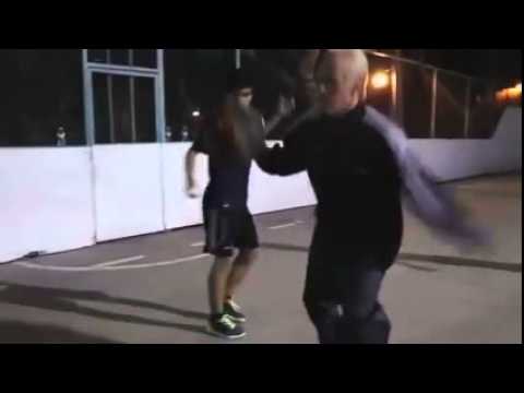 بالفيديو مسن يقدم عروضًا بهلوانية في كرة القدم