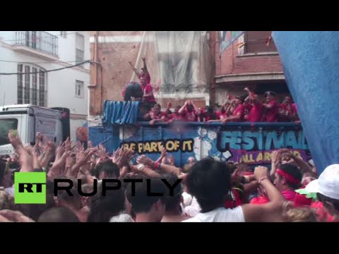 اللون الأحمر يغطي بلدة بونول الإسبانية في مهرجان لا توماتينا