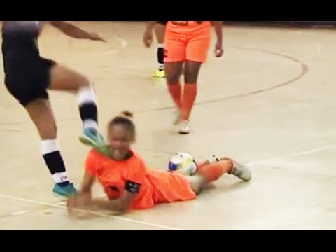 لاعبة توجه ضربه لزميلتها في مباراة لكرة الصالات