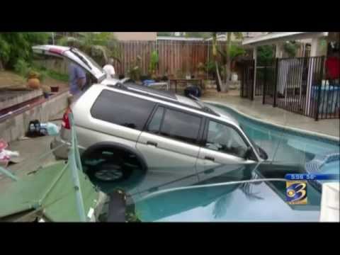 شاهدامرأة تسقط سيارتها في بركة سباحة