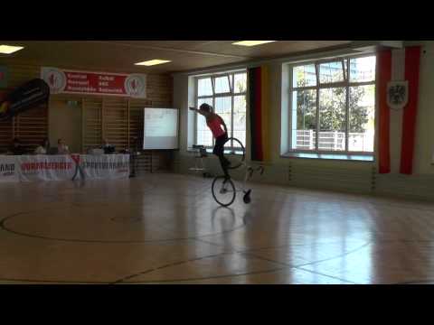 فتاة تنفذ حركات بهلوانية مجنونة على دراجة هوائية