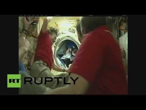 انتقال رواد الفضاء من مركبة سويوز إلى محطة الفضاء الدولية