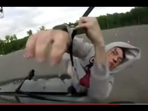 سيارة طائشة تطيح بمصور أثناء تغطية أحد السباقات