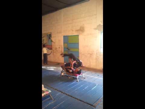 طفل أستك يقدم عرضًا أكروباتيًا رائعًا