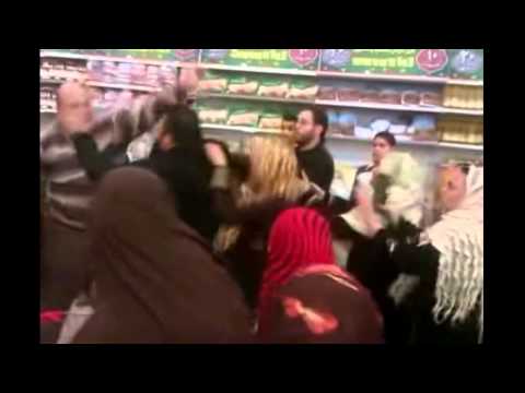 بالفيديو مشاجرة بالأحذية بين رجل ومجموعة من النساء