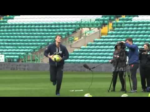 أندى موراى يلعب كرة القدم مع شباب سيلتك الأسكتلندى