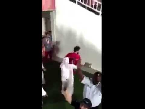 اعتداء نجم لخويا القطري على جماهير الهلال السعودي