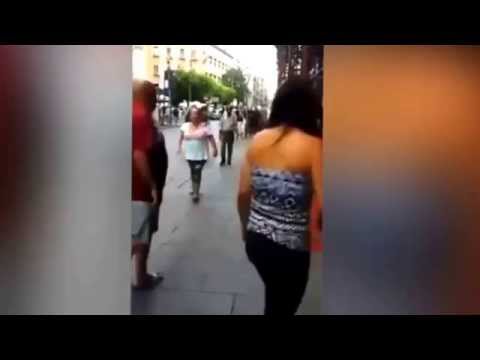 امرأة تقضم إصبع عشيقة زوجها أمام المارة