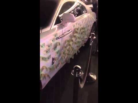 ثري إماراتي يزين سيارته الفارهة بالريالات السعودية