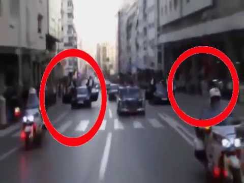 شاهد حراس الملك محمد السادس خارج سيارتهم