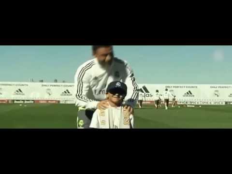 شاهد كريستيانو رونالدو يصافح الطفل السوري زياد