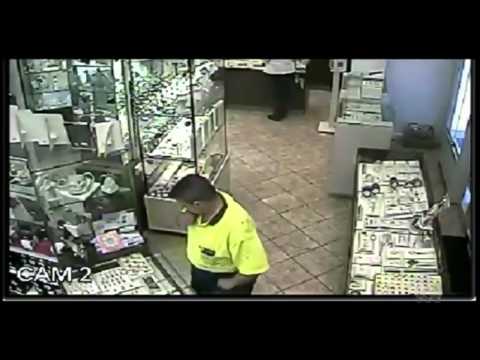 حرامى يسرق محل مجوهرات ويخفيها في ملابسه