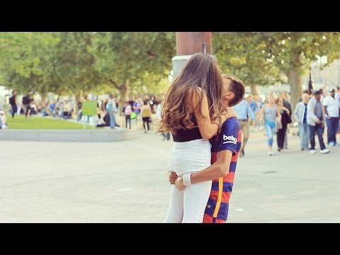 شاهد شاب يتقمص شخصية نيمار لتقبيل النساء