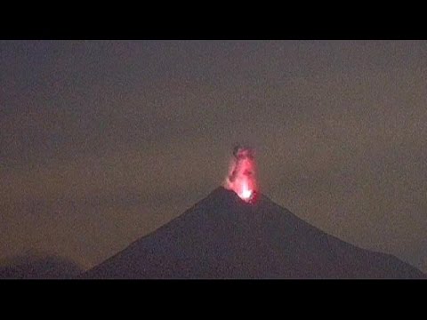 بركان كوليما يثور من جديد ويغطي القرى بالدخان