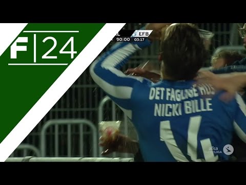 لاعب يحتفل بهدفه بشرب البيرة مع الجماهير