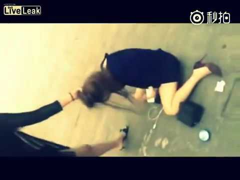 امرأة تلقن صديقتها علقة ساخنة بسبب اكتشاف خيانتها