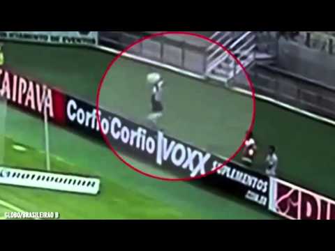 تميمة فريق تعترض على عدم احتساب هدف