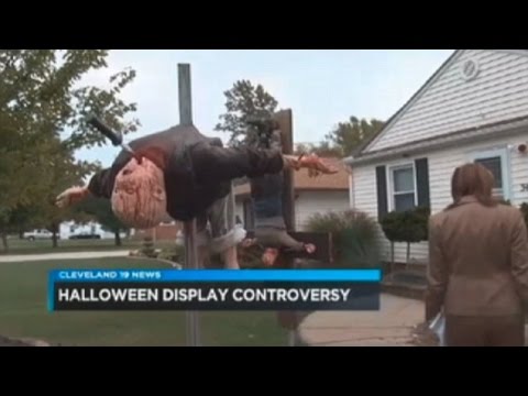 أسرة أميركية تعلق دمي جثث مقتولة في حديقة المنزل