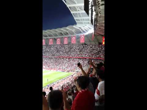 الهواتف تضيء مدرجات الجمهور التركي