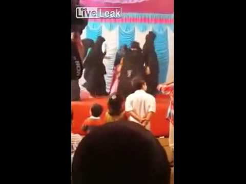 منتقبات يرقصن بطريقة غريبة في أحد الأفراح