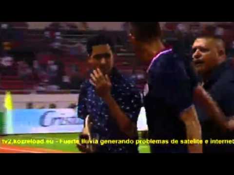 مشجع كوستاريكي يقتحم أرض الملعب ليحصل على توقيع حارس الريال