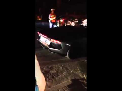 شاهد الشرطة المغربية توقف سيارة بدر هاري