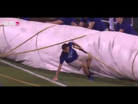 حماسة عامل كادت أن تحوله إلى جزء من غطاء ملعب بيسبول