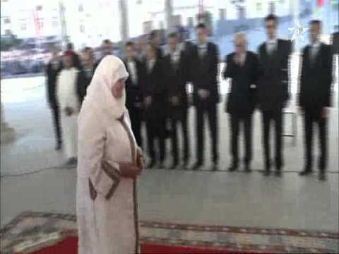 شاهد مواطنة مسنة تقدم التحية للملك محمد السادس