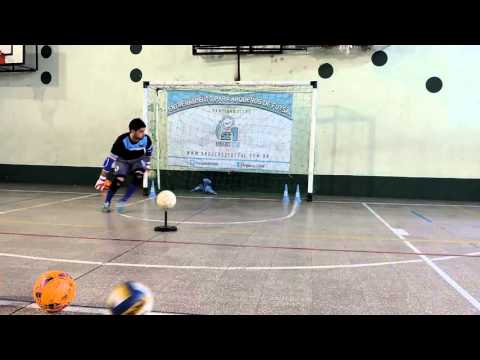 شاهد تدريبات شاقة لحراسة المرمى في كرة الصالات