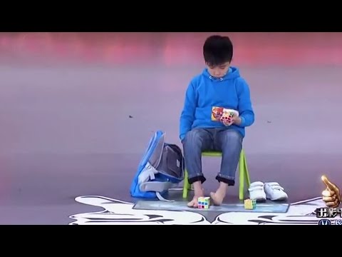 طفل يذهل لجنة الحكام والجمهور بموهبته في حل لغز “الروبيك”