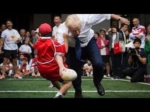 شاهد طفل ياباني يحرج عمدة لندن ويسقطه أرضا