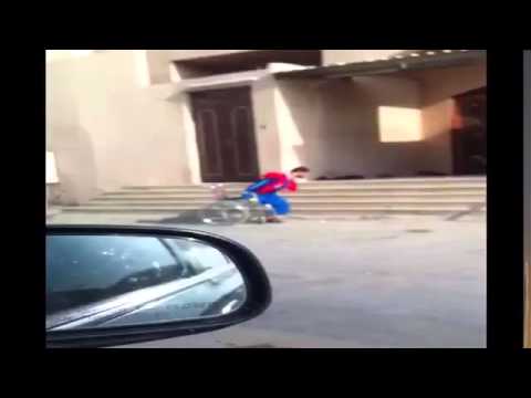 شاهد شاب من ذوي الإعاقة يحاول اللحاق بصلاة الجماعة