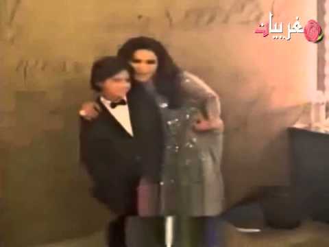 شاهد الفنانة أحلام تلتقط مع ابنها الصور التذكارية