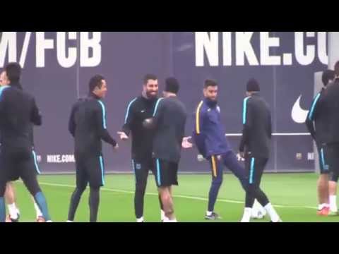 خدعة نيمار في المراوغة تذهل زملائه بالفريق