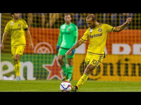 شقيق هيجواين الأكبر مايسترو يسجل من أعلى حراس المرمى