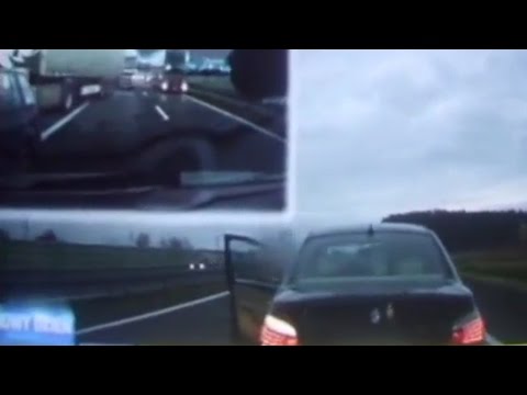 بالفيديو سائق يتسبب في طابور من الحوادث