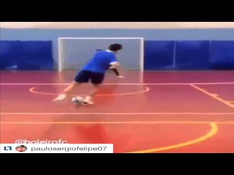 شاهد البرازيلي فالكو يسخر من حارس في ركلة جزاء