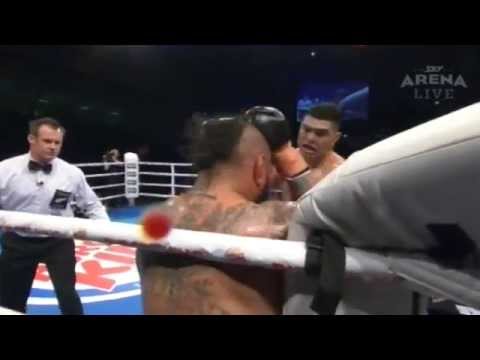 شاهد ملاكم يوقف المباراة ليطمئن على خصمه