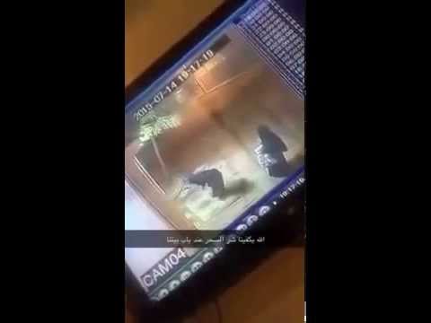 شاهد منقبة تضع سحرًا أمام باب أحد البيوت